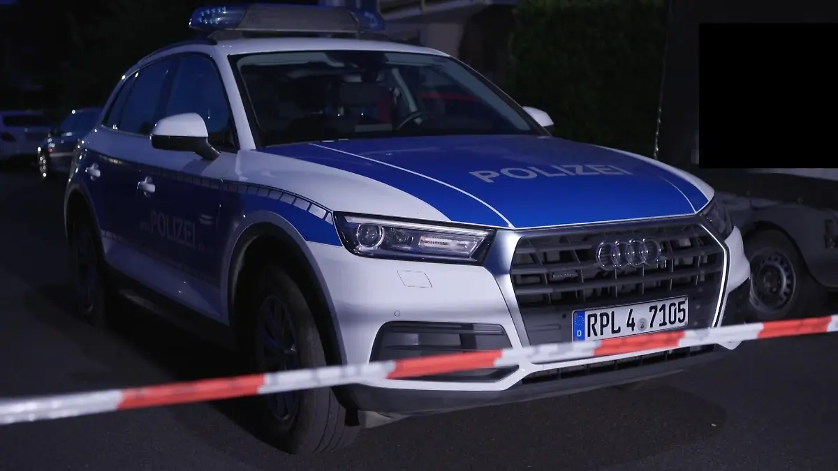 09.07.2023, Rheinland-Pfalz, Bad Hönningen: Einsatzwagen der Polizei stehen an einem Absperrband. Die Ermittler im Fall von zwei Messerattacken in Bad Hönningen mit einer Toten gehen nicht von einem politischen Motiv für die Tat aus. Foto: Andreas Gillner/dpa +++ dpa-Bildfunk +++