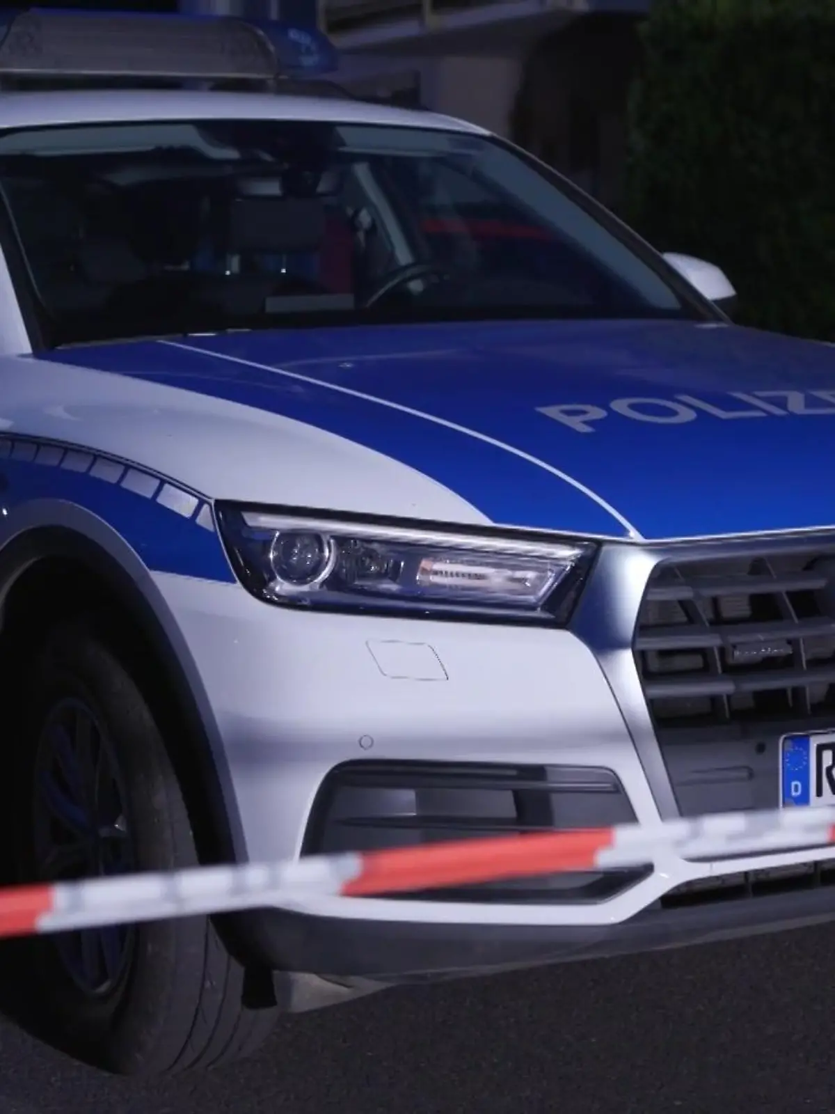 09.07.2023, Rheinland-Pfalz, Bad Hönningen: Einsatzwagen der Polizei stehen an einem Absperrband. Die Ermittler im Fall von zwei Messerattacken in Bad Hönningen mit einer Toten gehen nicht von einem politischen Motiv für die Tat aus. Foto: Andreas Gillner/dpa +++ dpa-Bildfunk +++