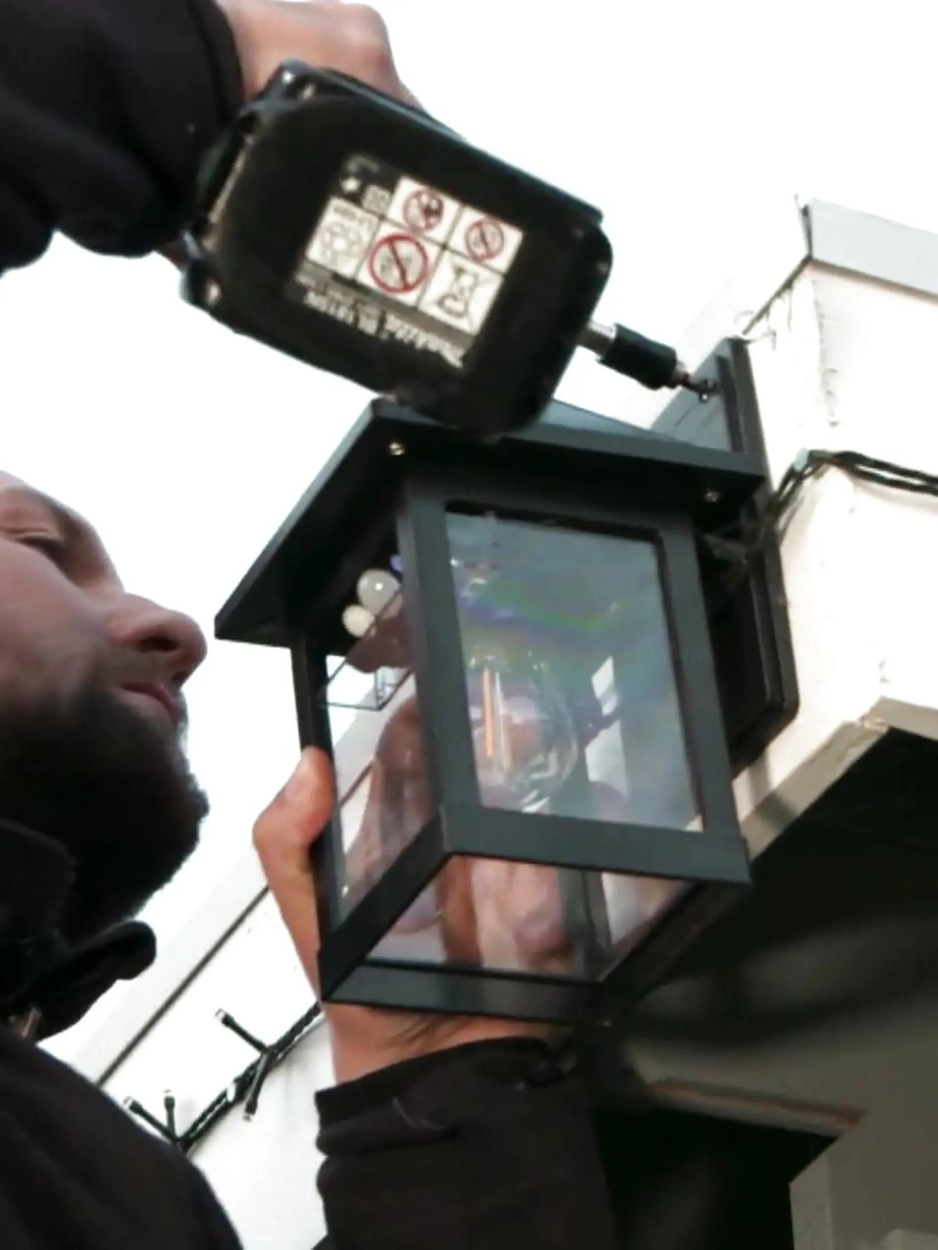 Kann man sich mit solarbetriebenen Produkten wirklich vor Einbrüchen schützen? Die Produkte, die wir im Video zeigen, werben damit, dass sie das können: Die Lichter gehen automatisch an und lassen das Haus bewohnt aussehen, die Blumen werden gegossen und im Notfall können solarbetriebene Überwachungskameras und Alarmanlagen die Täter in die Flucht schlagen. Ob das alles funktioniert, haben wir für Sie getestet. Alle Ergebnisse im Video!