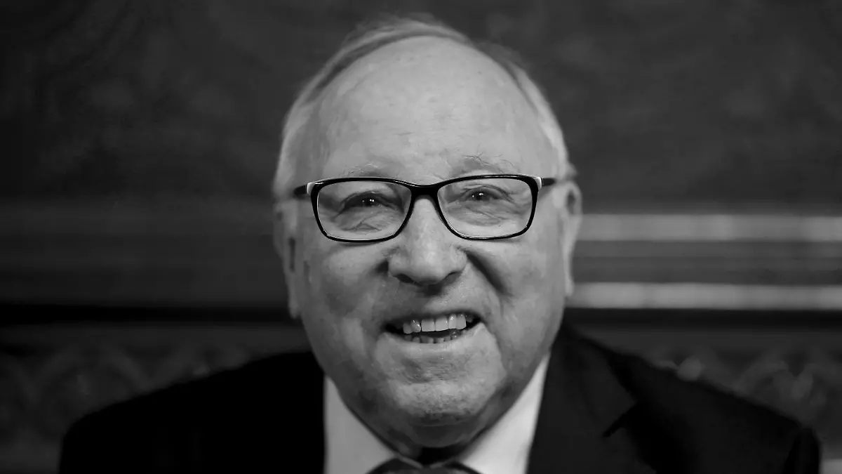 ARCHIV - 28.11.2019, Hamburg: Uwe Seeler, Ehrenspielführer der Fußball-Nationalmannschaft, wartet auf die Verleihung des nach ihm benannten Uwe-Seeler-Preises. Der Preis wird für besonders engagierte Vereine im Jugendfußball im Bereich des Breiten- und Leistungssports verliehen. Seelers Enkel Levin Öztunali spielt künftig für den Hamburger SV. (zu dpa: «Großvaters große Fußstapfen - Seeler-Enkel Öztunali wieder beim HSV») Foto: Axel Heimken/dpa +++ dpa-Bildfunk +++