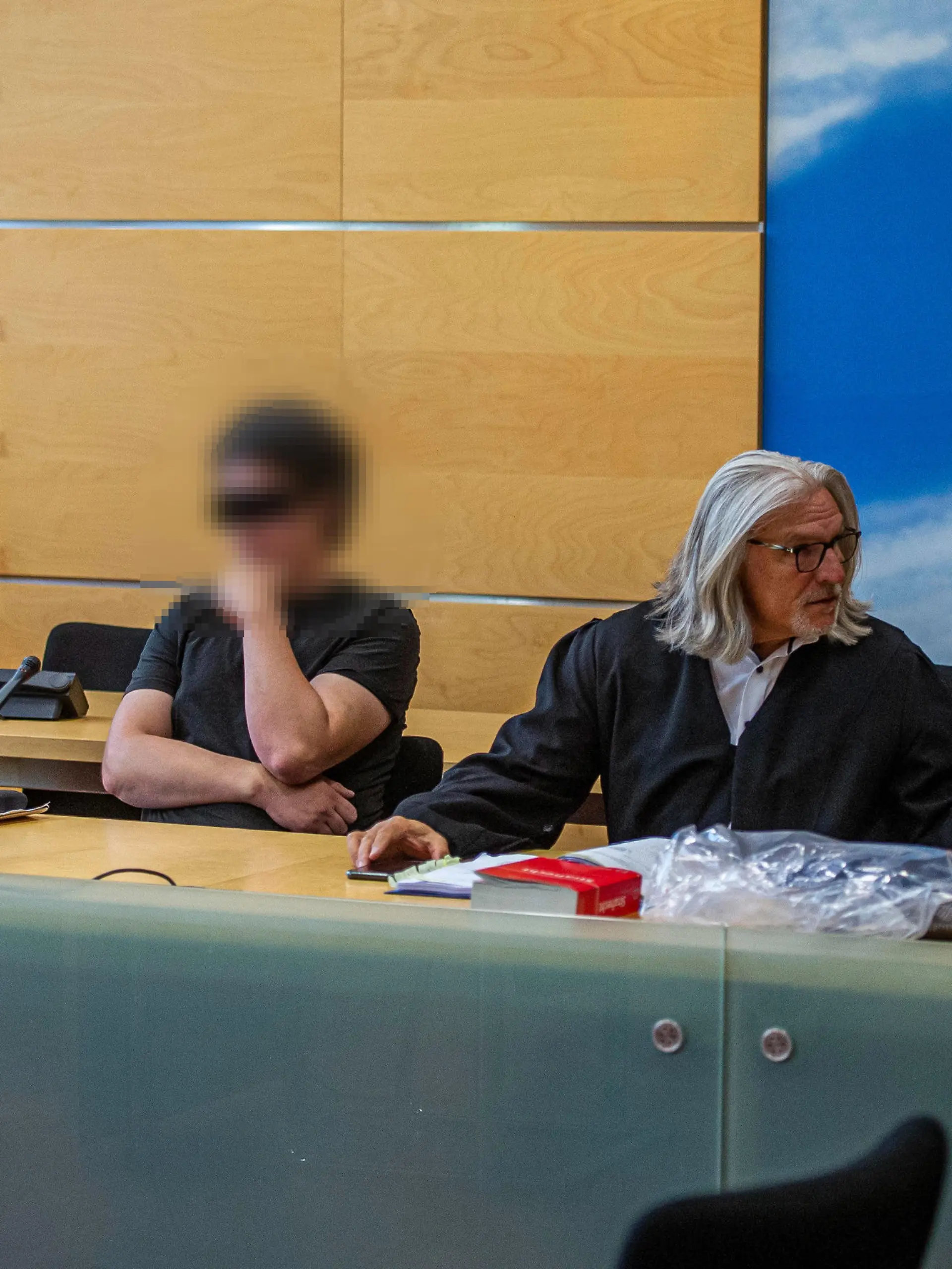 10.07.2023 Meiningen;
Foto: v. l. Falco Themer mit RA Dennys Weber und RA Jürgen Dürr mit dem Angeklagten Daniel Eckert 

Bäcker vergewaltigen Kollegen mit Zuckerguss-Spritze
Weil die Gewalt-Szenen mehrmals eskaliert sein sollen, müssen sich Falco T.  (33) und Daniel E.  (37) wegen Vergewaltigung und gefährlicher Körperverletzung vor dem Landgericht Meiningen verantworten. Laut Staatsanwaltschaft sollen die Bäcker ihren Ex-Kollegen Michael J.  (41) im Mai 2021 u. a. mit einem Kochlöffel verprügelt und mithilfe einer Peitsche erniedrigt haben.
An einem anderen Tag soll das Opfer sogar vergewaltigt worden sein. Als J. sich mit einem Backblech in der Hand zu einem Regal gebückt habe, soll Falco T. dem Opfer die Hosen heruntergerissen, es festgehalten und eine scharfkantige Zuckerguss-Spritzpistole in den Po gerammt haben. Daraufhin sei es beim Opfer zu Blutungen am Gesäß gekommen, so die Anklage.
Falco T. bestreitet die Vorwürfe. „Zur Vergewaltigung ist es nie gekommen. Michael ist mehrfach nackt durch die Bäckerei gelaufen, hat sich vor allen Mitarbeitern entblößt und ‚Gibs mir!‘ gesagt.“ Das Sex-Spielzeug habe J. selbst mitgebracht.