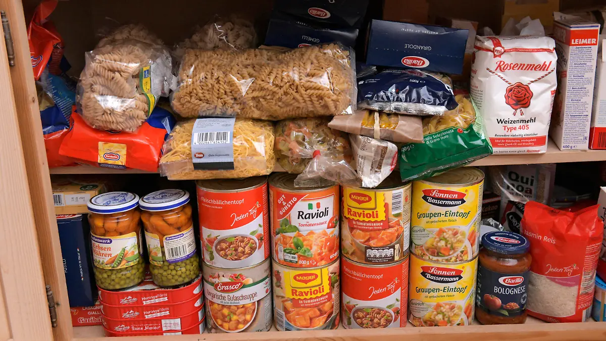 27.02.2020, Hamsterkäufe wegen Corona-Virus, der Vorrats-Schrank in einem Haushalt in Mindelheim Bayern ist voll gefüllt mit Konservendosen und Nudeln zur Überbrückung einer eventuellen Corona-Pandemie in Deutschland. 27.02.2020, Hamsterkäufe wegen Corona-Virus 27.02.2020, Hamsterkäufe wegen Corona-Virus *** 27 02 2020, Hamster purchases due to corona virus, the storage cupboard in a household in Mindelheim Bavaria is full of tins and noodles to bridge a possible corona pandemic in Germany 27 02 2020, Hamster purchases due to corona virus 27 02 2020, Hamster purchases due to corona virus