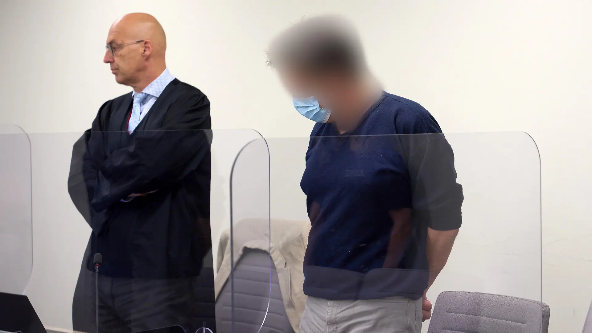 13.09.2022, Rheinland-Pfalz, Bad Kreuznach: Der Angeklagte im Gerichtssaal neben seinem Verteidiger Alexander Klein (l). Im Prozess um den tödlichen Schuss auf einen Tankstellen-Mitarbeiter im Streit um die Corona-Maskenpflicht ist der Angeklagte zu einer lebenslangen Freiheitsstrafe verurteilt worden. Foto: Thomas Frey/dpa +++ dpa-Bildfunk +++
