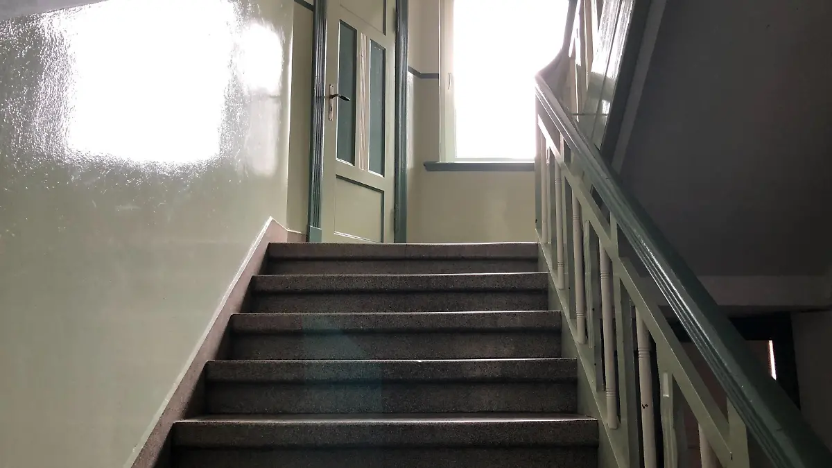 Ein Kabel durch dieses Treppenhaus soll die Privatwohnung mit Strom versorgen.