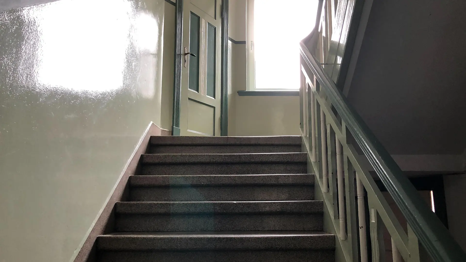 Ein Kabel durch dieses Treppenhaus soll die Privatwohnung mit Strom versorgen.
