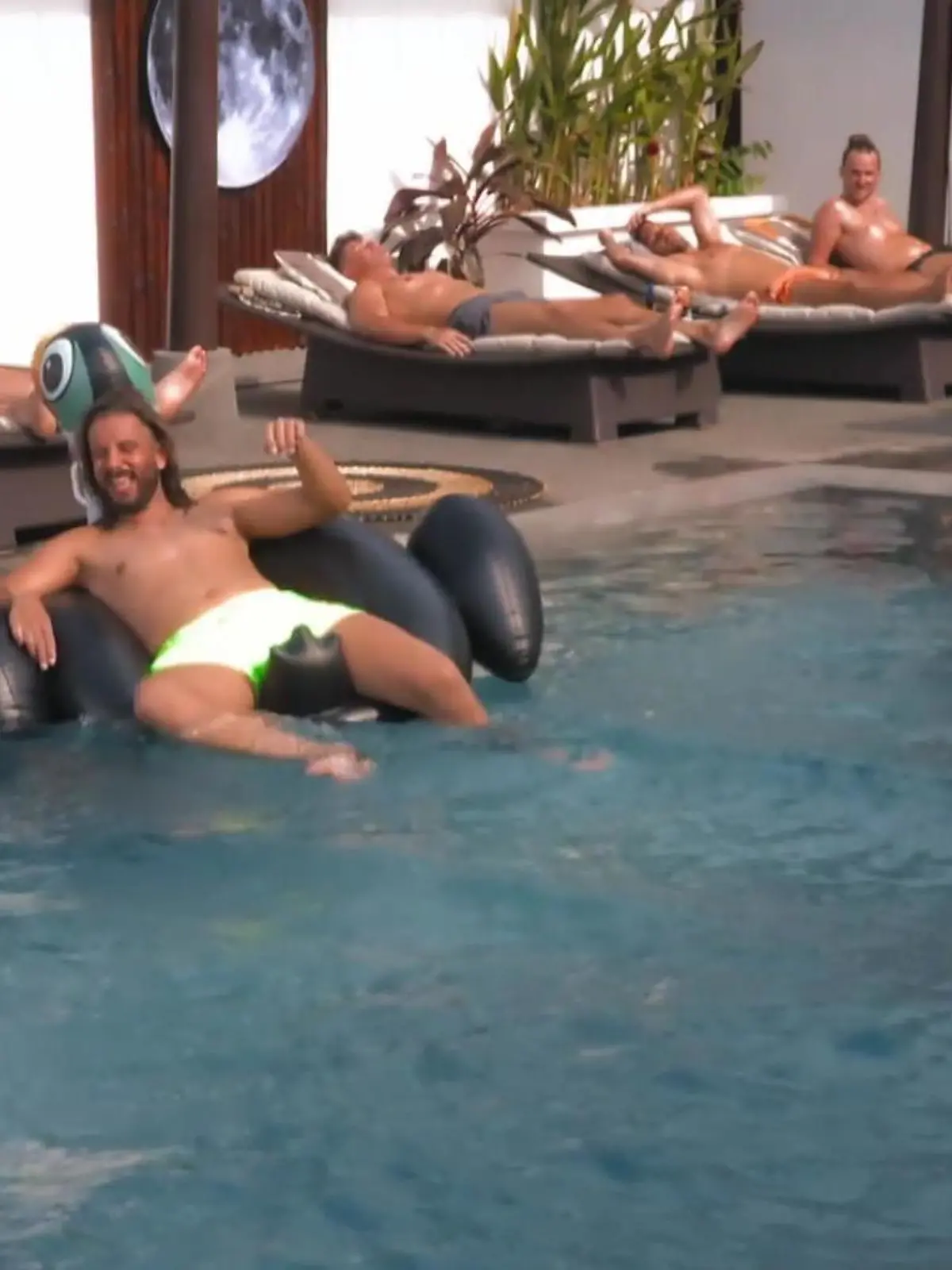 Beim Sprung in den Pool verletzt Adrian sich.