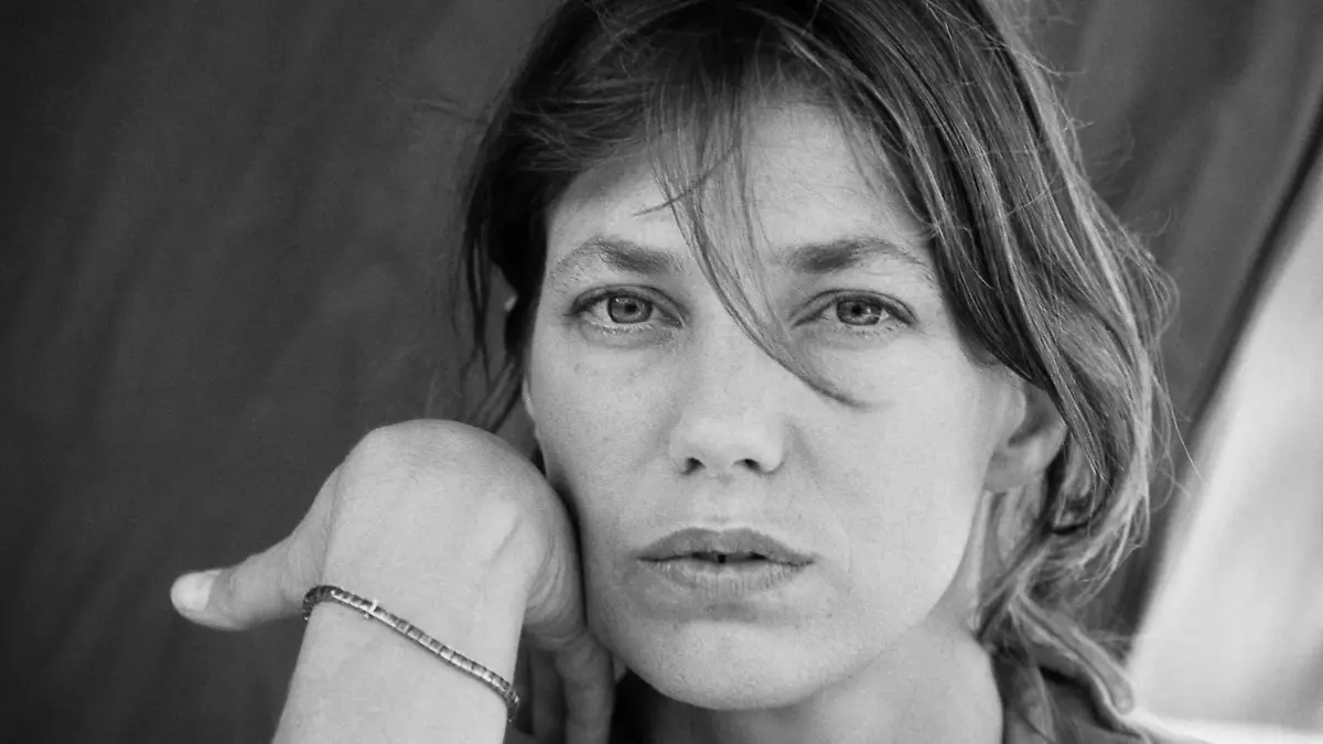 ARCHIV - 12.09.1985, Frankreich, Deauville: Jane Birkin, englisch-französische Sängerin und Schauspielerin, im September 1985 in Deauville. (zu dpa: «Sängerin und Schauspielerin Jane Birkin ist tot») Foto: Mychele Daniau/AFP/dpa +++ dpa-Bildfunk +++