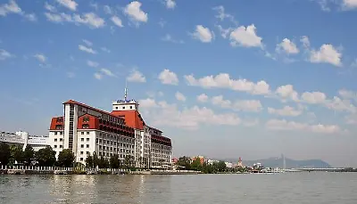 Hilton Vienna Danube Waterfront bei Weg.de