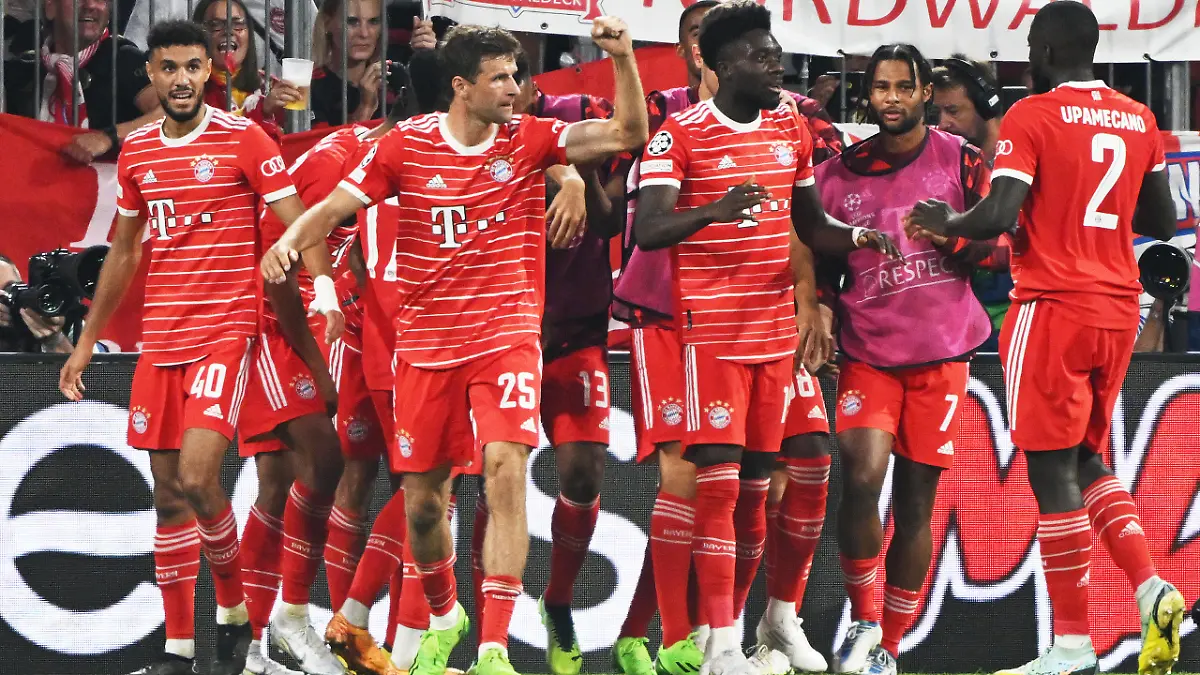 Fußball: Champions League, Bayern München - FC Barcelona, Gruppenphase, Gruppe C, 2. Spieltag, Allianz Arena. Die Bayernspieler jubeln über das Tor zum 2:0.
