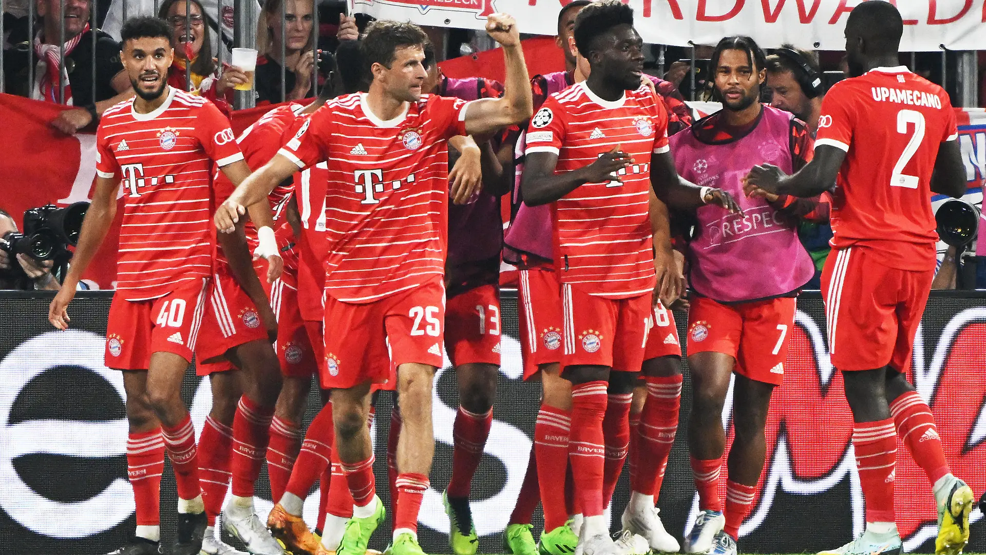 Fußball: Champions League, Bayern München - FC Barcelona, Gruppenphase, Gruppe C, 2. Spieltag, Allianz Arena. Die Bayernspieler jubeln über das Tor zum 2:0.