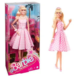 Barbie-Puppe zum Film, Margot Robbie als Barbie (rosa-weißes Karo-Kleid)