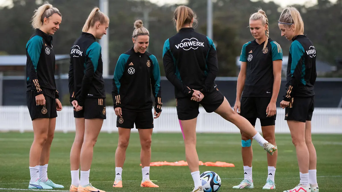Aufwaermuebung mit Lena Lattwein Deutschland, 14, Janina Minge Deutschland, Svenja Huth Deutschland, 09, Jule Brand Deutschland, 22, Merle Frohms Deutschland, 01, Kathrin Hendrich Deutschland, 03, AUS, Training DFB Frauen Nationalmannschaft, Deutschland, FIFA Frauen Fussball Weltmeisterschaft Australien 2023, 18.07.2023 AUS, Training DFB Frauen Nationalmannschaft, Deutschland, FIFA Frauen Fussball Weltmeisterschaft Australien 2023, 18.07.2023 Tuggerah *** Aufwaermuebung mit Lena Lattwein Germany, 14 , Janina Minge Germany , Svenja Huth Germany, 09 , Jule Brand Germany, 22 , Merle Frohms Germany, 01 , Kathrin Hendrich Germany, 03 , AUS, Training DFB Womens National Team, Germany, FIFA Womens World Cup Australia 2023, 18 07 2023 AUS, Training DFB Womens National Team, Germany, FIFA Womens World Cup Australia 2023, 18 07 2023 Tuggerah Copyright: xEibner-Pressefoto/Memmlerx EP_MMR
