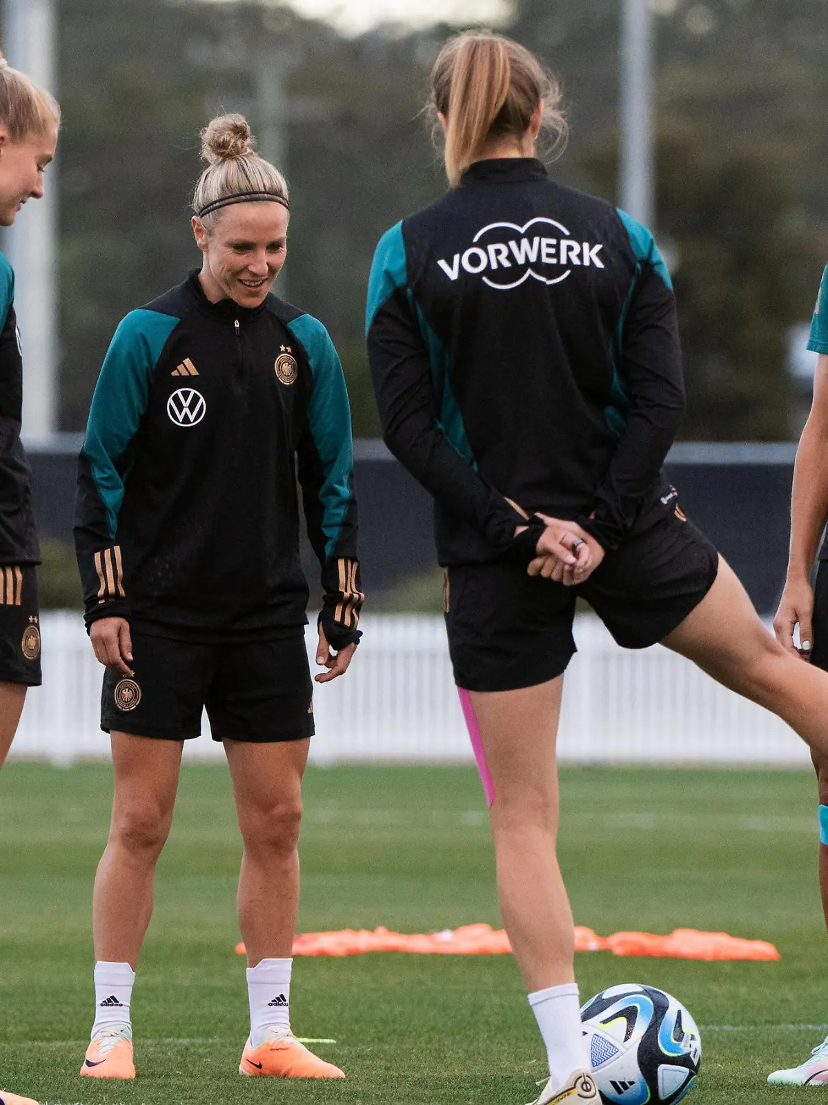 Aufwaermuebung mit Lena Lattwein Deutschland, 14, Janina Minge Deutschland, Svenja Huth Deutschland, 09, Jule Brand Deutschland, 22, Merle Frohms Deutschland, 01, Kathrin Hendrich Deutschland, 03, AUS, Training DFB Frauen Nationalmannschaft, Deutschland, FIFA Frauen Fussball Weltmeisterschaft Australien 2023, 18.07.2023 AUS, Training DFB Frauen Nationalmannschaft, Deutschland, FIFA Frauen Fussball Weltmeisterschaft Australien 2023, 18.07.2023 Tuggerah *** Aufwaermuebung mit Lena Lattwein Germany, 14 , Janina Minge Germany , Svenja Huth Germany, 09 , Jule Brand Germany, 22 , Merle Frohms Germany, 01 , Kathrin Hendrich Germany, 03 , AUS, Training DFB Womens National Team, Germany, FIFA Womens World Cup Australia 2023, 18 07 2023 AUS, Training DFB Womens National Team, Germany, FIFA Womens World Cup Australia 2023, 18 07 2023 Tuggerah Copyright: xEibner-Pressefoto/Memmlerx EP_MMR