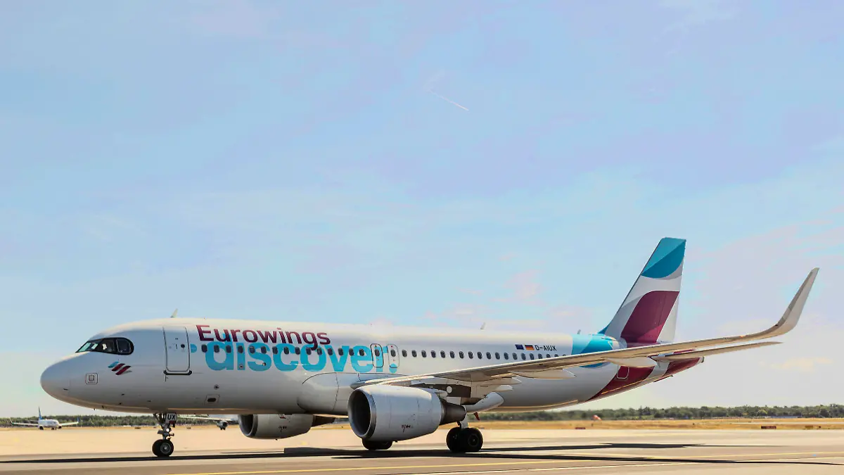 Ein Airbus A320 von Eurowings Discover auf dem Rollfeld in Frankfurt
