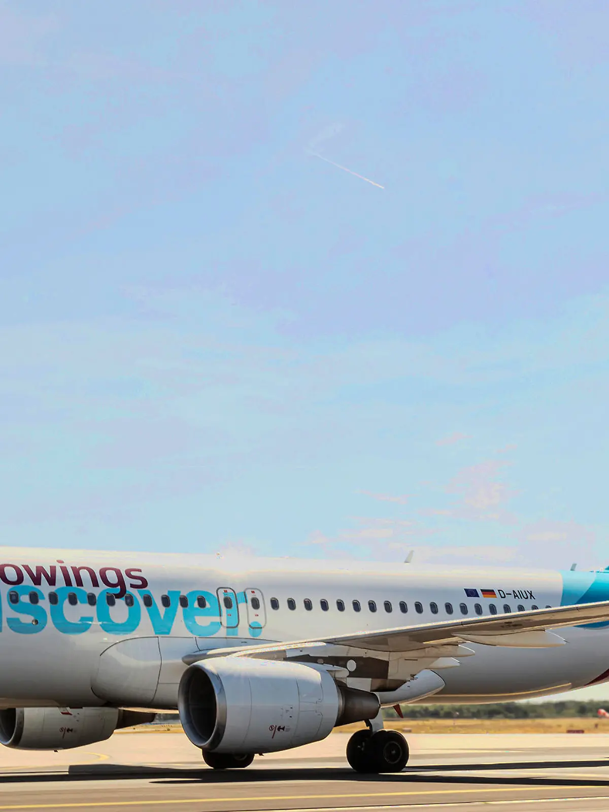 Ein Airbus A320 von Eurowings Discover auf dem Rollfeld in Frankfurt