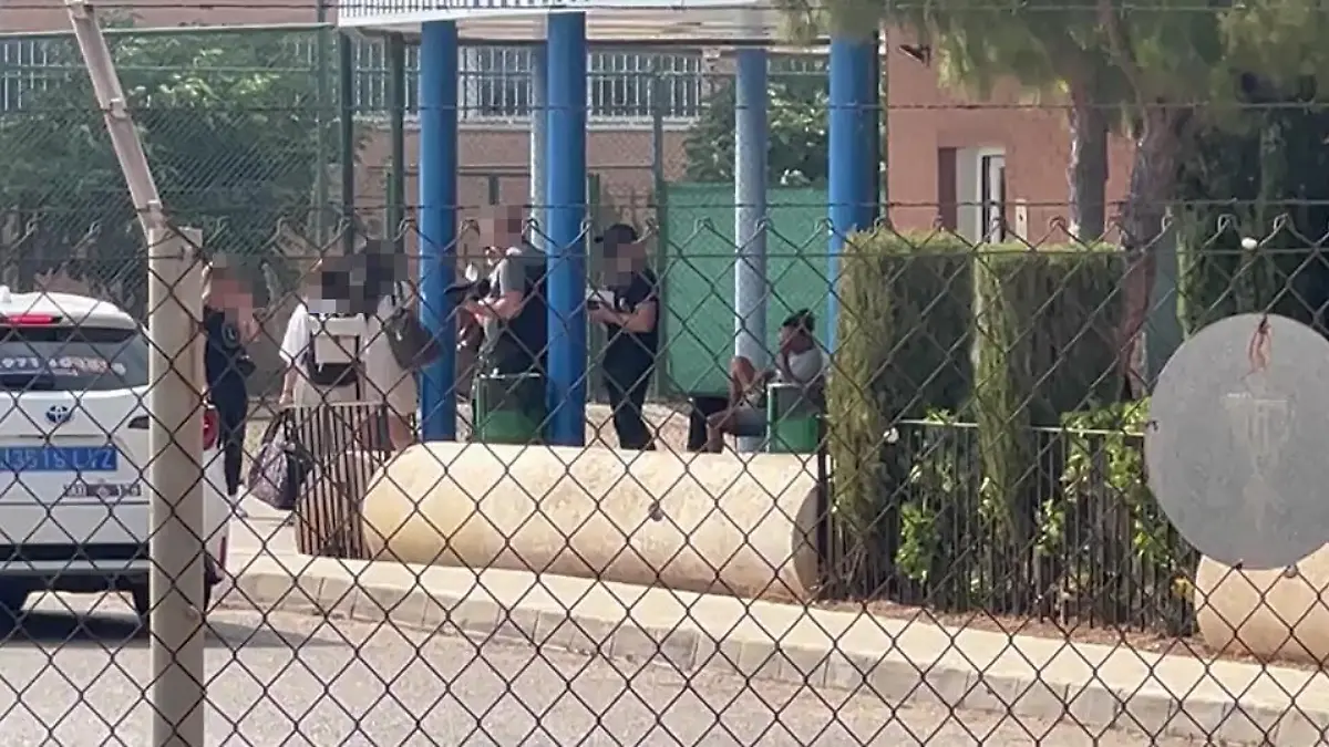 Angehörige der inhaftierten Deutschen nutzen die Besuchszeit im Gefängnis von Mallorca.