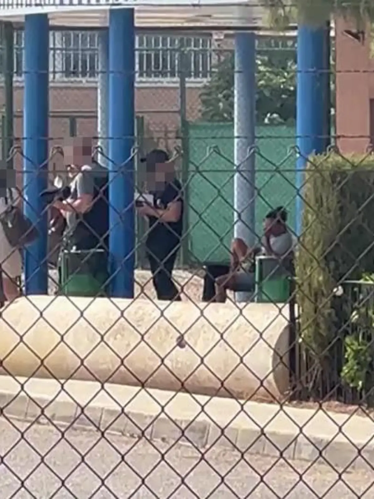 Angehörige der inhaftierten Deutschen nutzen die Besuchszeit im Gefängnis von Mallorca.