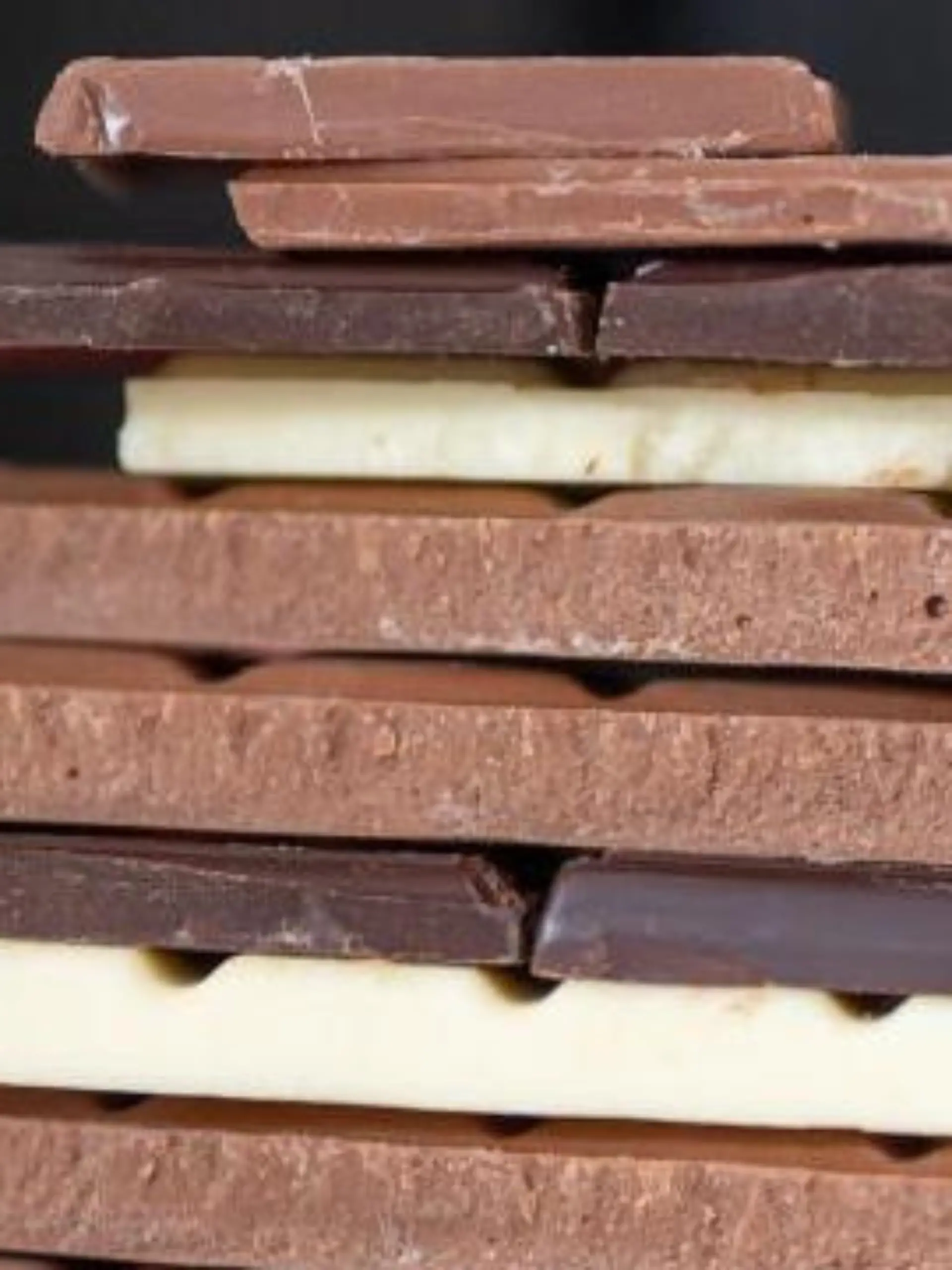 Fast jeder liebt Schokolade und bei den Deutschen steht die leckere Köstlichkeit unangefochten auf Platz 1 der beliebtesten Süßigkeiten. Wir zeigen Ihnen, was sie garantiert noch nicht über die Schokolade wussten und was sie mit der Mikrowelle zu tun hat.