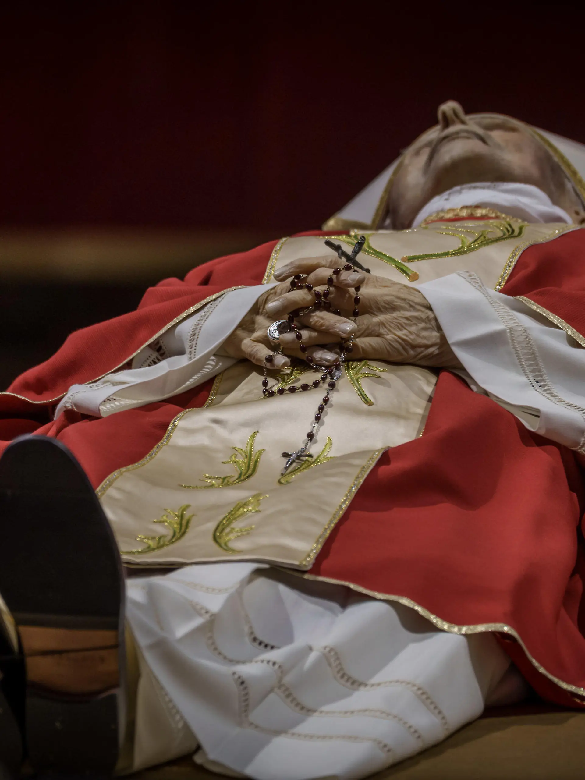 02.01.2023, Vatikan, Vatikanstadt: Der Leichnam des verstorbenen Papst Benedikt XVI. ist im Petersdom öffentlich aufgebahrt. Der emeritierte Papst war am Samstag im Alter von 95 Jahren gestorben. Foto: Michael Kappeler/dpa +++ dpa-Bildfunk +++