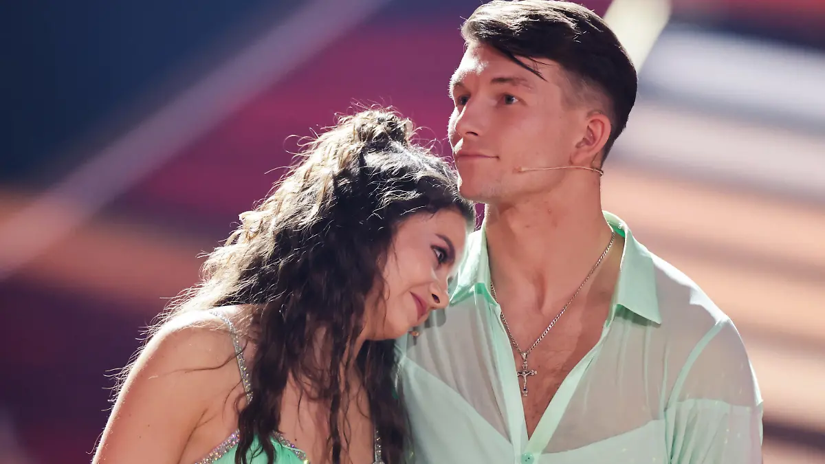 02.03.2024, Nordrhein-Westfalen, Köln: Maria Clara Groppler, Comedian, und Mikael Tatarkin, Profitänzer, stehen in der RTL-Tanzshow "Let's Dance" zum Auftakt der neuen Staffel auf dem Parkett im Coloneum. Sie scheiden als erstes Paar aus. Foto: Rolf Vennenbernd/dpa +++ dpa-Bildfunk +++