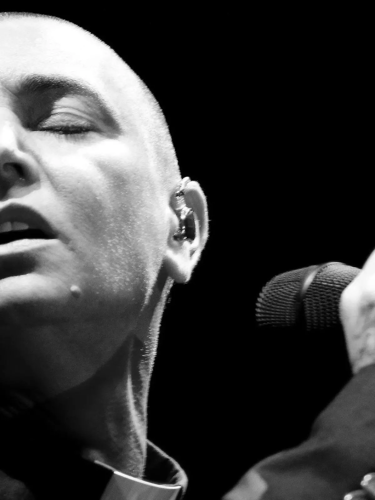 dpatopbilder - ARCHIV - 16.02.2015, Chile, Santiago De Chile: Die irische Popsängerin Sinead O'Connor bei einem Auftritt während des Wombad Festivals. (zu dpa: «Sängerin Sinéad O'Connor ist tot») Foto: Sebastian Silva/EFE/epa/dpa +++ dpa-Bildfunk +++