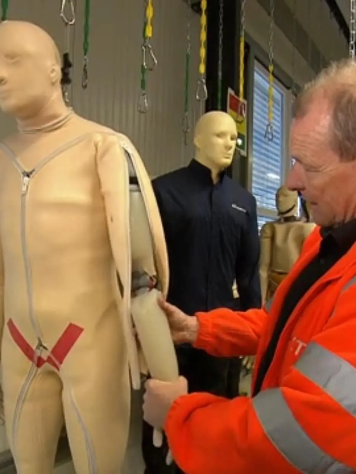 Crashtests zeigen was passiert, wenn's mal kracht. Eine Firma aus Münster ist genau darauf spezialisiert. Standard-Dummies wie wir sie kennen spielen dort aber keine Rolle. Denn die Firma hat ihr eigenes Personal entwickelt – und zwar mit künstlichen Knochen.