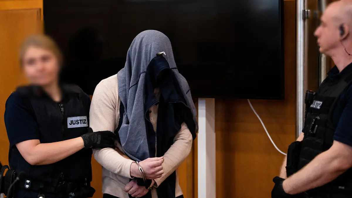 28.07.2023, Baden-Württemberg, Heilbronn: Ein Angeklagter wird zu Beginn eines Prozesses wegen Mordes von einer Justizbeamtin in einen Gerichtssaal des Landgerichts Heilbronn geführt. Dem Angeklagten wird vorgeworfen, zwei Seniorinnen in Schwäbisch Hall und Umgebung umgebracht zu haben. Foto: Christoph Schmidt/dpa +++ dpa-Bildfunk +++