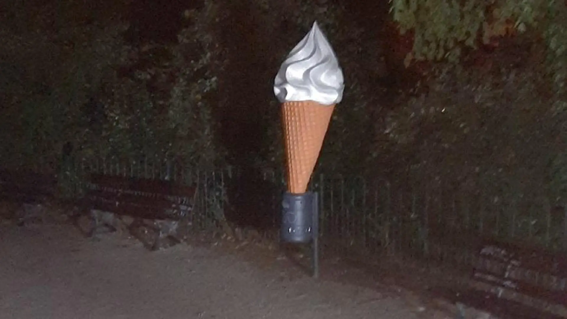 Eiswaffel in Mülleimer - dieses Foto ist schon fast ein Kunstwerk.