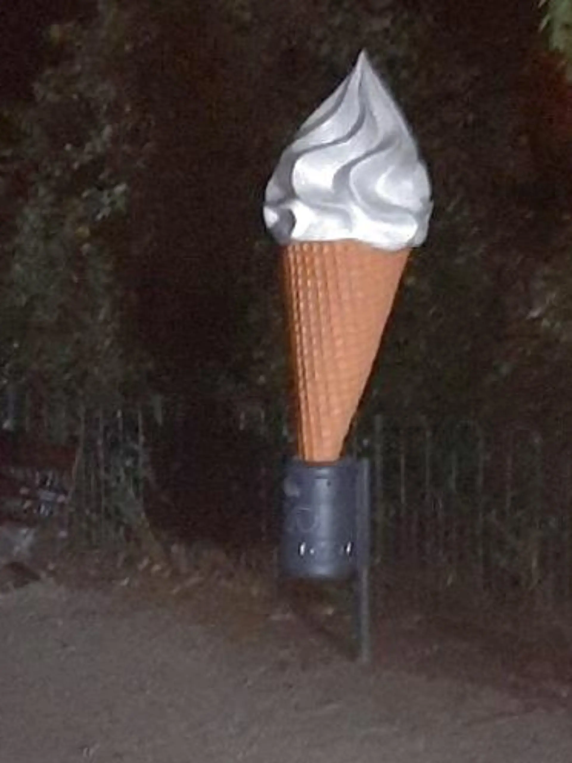 Eiswaffel in Mülleimer - dieses Foto ist schon fast ein Kunstwerk.