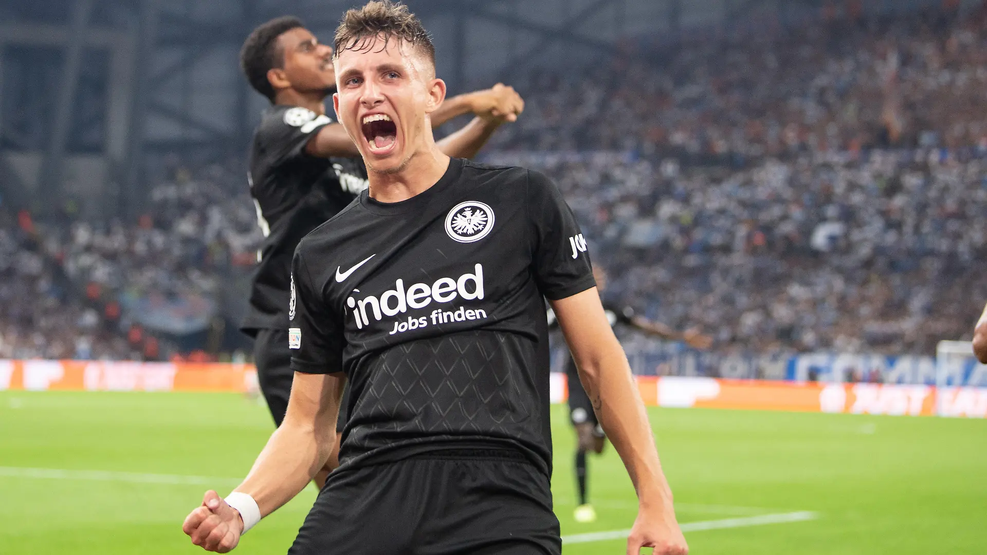 Fußball: Champions League, Olympique Marseille - Eintracht Frankfurt, Gruppenphase, Gruppe D, 2. Spieltag, Orange Vélodrome. Frankfurts Jesper Lindström jubelt nach seinem Tor.