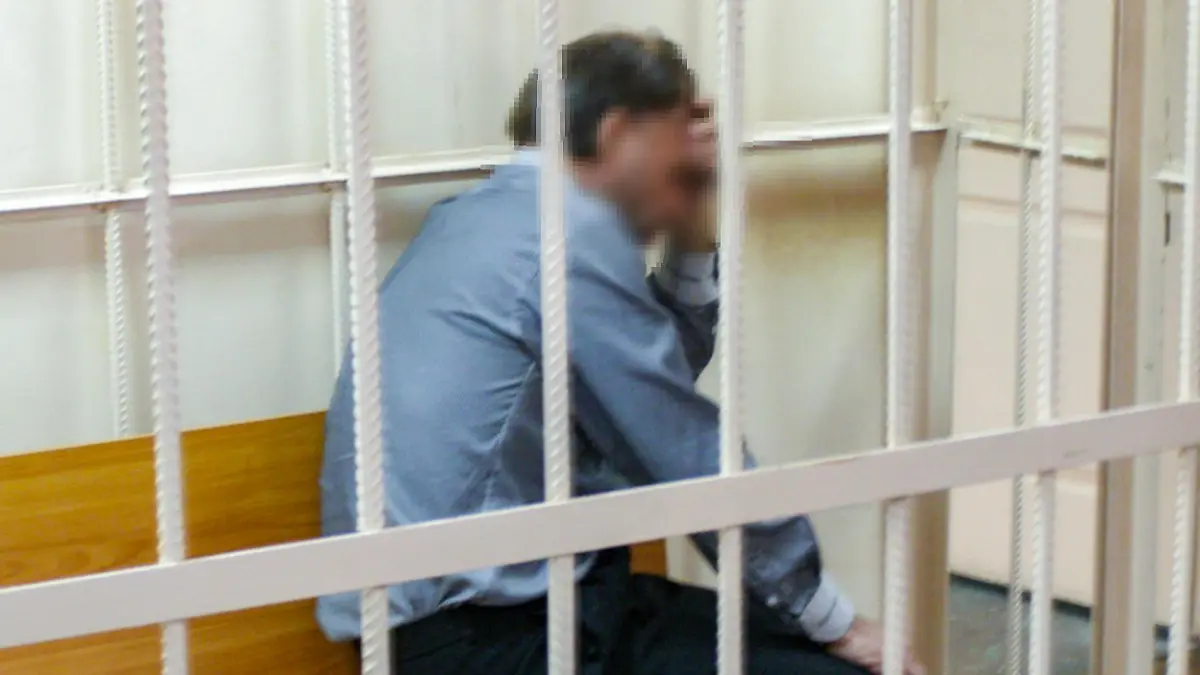DIESES FOTO WIRD VON DER RUSSISCHEN STAATSAGENTUR TASS ZUR VERFÜGUNG GESTELLT. [RUSSIA, CHELYABINSK - AUGUST 1, 2023: A man appears for a remand hearing in Chelyabinsks Central District Court on kidnap and murder charges. According to the prosecution, the suspect murdered a woman and kidnapped and imprisoned another woman for 14 years. The court ruled that the suspect be placed into custody for two months. Alexander Chirkov/TASS]
