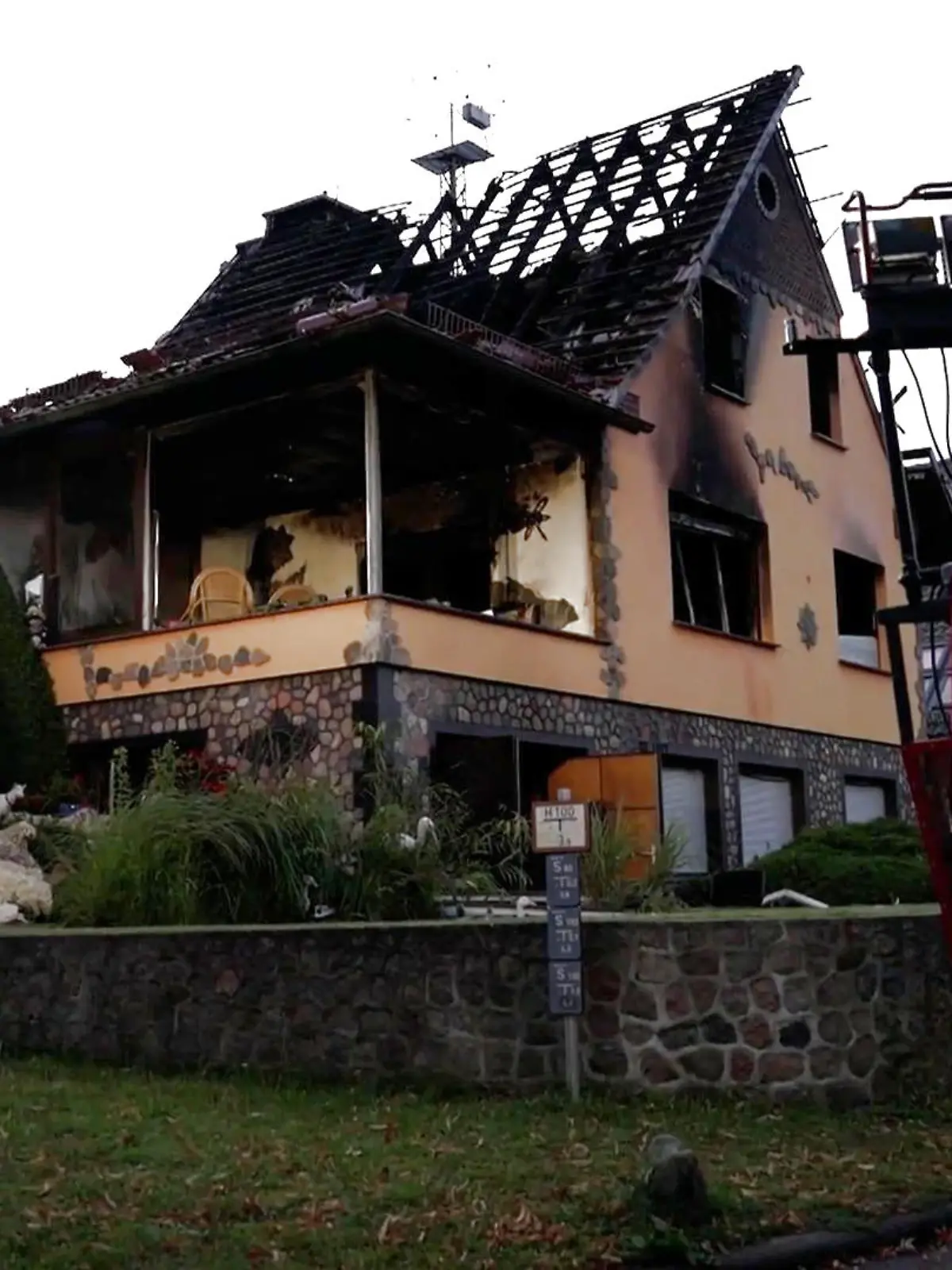 Vom Dachstuhl des Einfamilienhauses ist nach der Explosion nur noch das Gerippe übrig, auch der Rest des Gebäudes ist stark in Mitleidenschaft gezogen. In der Brandruine sucht die Feuerwehr nach dem Hausbesitzer – und findet im Obergeschoss eine Leiche.
