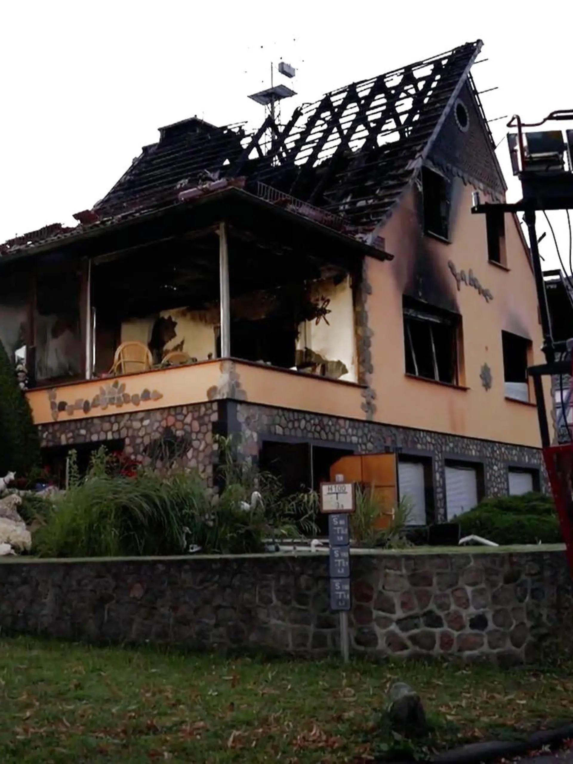 Vom Dachstuhl des Einfamilienhauses ist nach der Explosion nur noch das Gerippe übrig, auch der Rest des Gebäudes ist stark in Mitleidenschaft gezogen. In der Brandruine sucht die Feuerwehr nach dem Hausbesitzer – und findet im Obergeschoss eine Leiche.