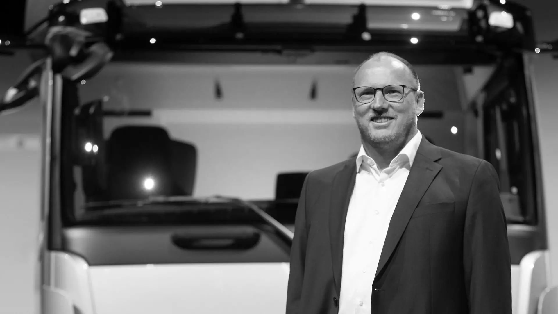 ARCHIV - 22.06.2022, Baden-Württemberg, Stuttgart: Jochen Goetz, Finanzvorstand der Daimler Truck Holding AG, steht vor Beginn der Daimler Truck Holding - Hauptversammlung, die online stattfindet, vor einem eActros, einem elektrisch angetriebenen LKW. Der Manager sei «plötzlich und unerwartet im Alter von 52 Jahren verstorben», teilte der Dax-Konzern am Sonntagabend in Leinfelden-Echterdingen mit. Goetz sei am Samstag bei einem tragischen Unglücksfall ums Leben gekommen. (zu dpa: «Daimler Trucks Finanzvorstand Jochen Goetz stirbt mit 52 Jahren») Foto: Marijan Murat/dpa +++ dpa-Bildfunk +++