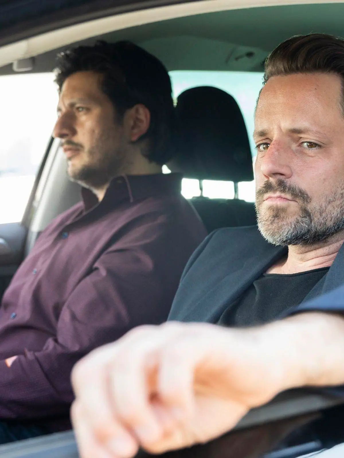 Maximilian (Francisco Medina, l.) und Justus (Matthias Brüggenolte) beginnen, ihren Plan in die Tat umzusetzen. 

Die Verwendung des sendungsbezogenen Materials ist nur mit dem Hinweis und Verlinkung auf RTL+ gestattet.