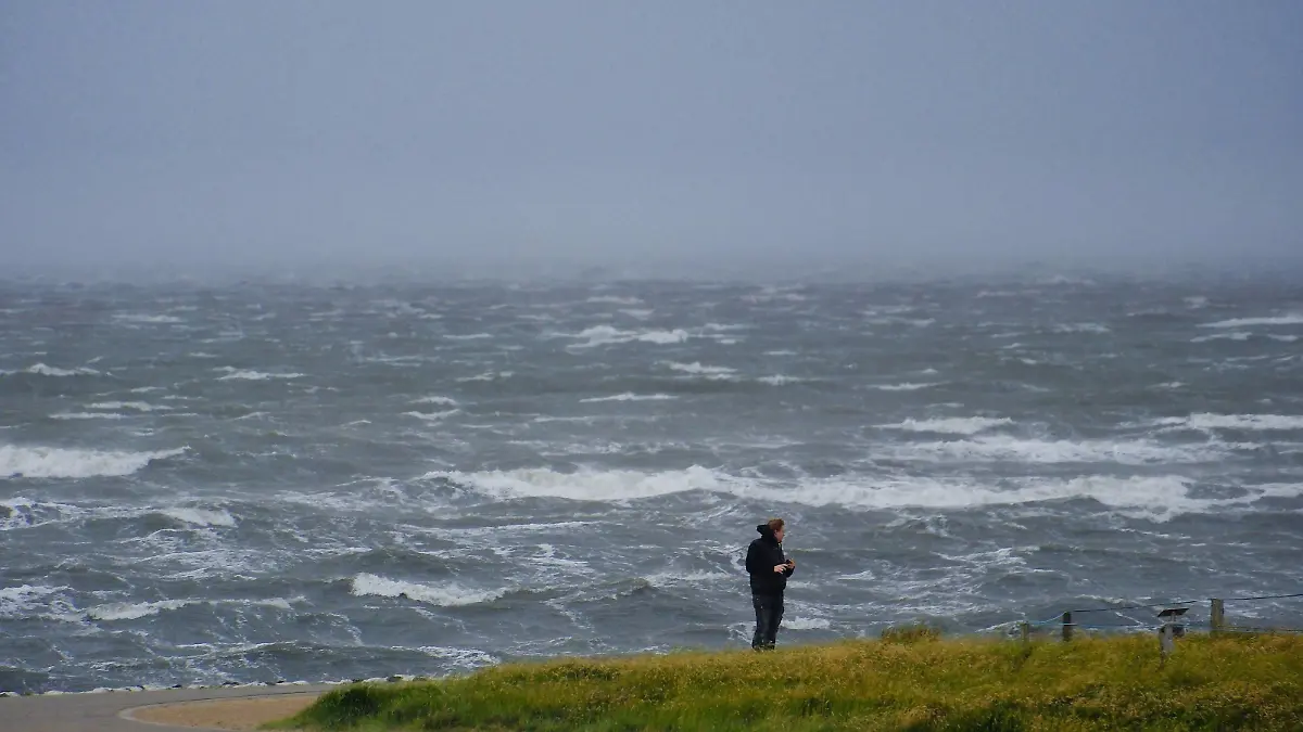05.07.2023 xkhx Deutschland, Büsum, Nordsee Unwetterwarnung Stufe Rot vor Sturm/Orkan Poly an der Nordeseeküste bei Büsum Bild zeigt Schaumkronen auf den Wellen *** 05 07 2023 xkhx Germany, Büsum, North Sea storm warning level red before storm hurricane Poly at the North Sea coast near Büsum picture shows whitecaps on the waves KH