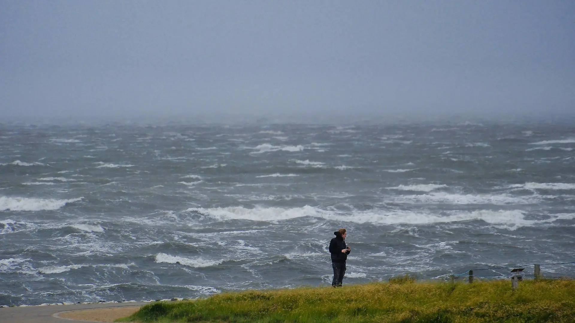 05.07.2023 xkhx Deutschland, Büsum, Nordsee Unwetterwarnung Stufe Rot vor Sturm/Orkan Poly an der Nordeseeküste bei Büsum Bild zeigt Schaumkronen auf den Wellen *** 05 07 2023 xkhx Germany, Büsum, North Sea storm warning level red before storm hurricane Poly at the North Sea coast near Büsum picture shows whitecaps on the waves KH