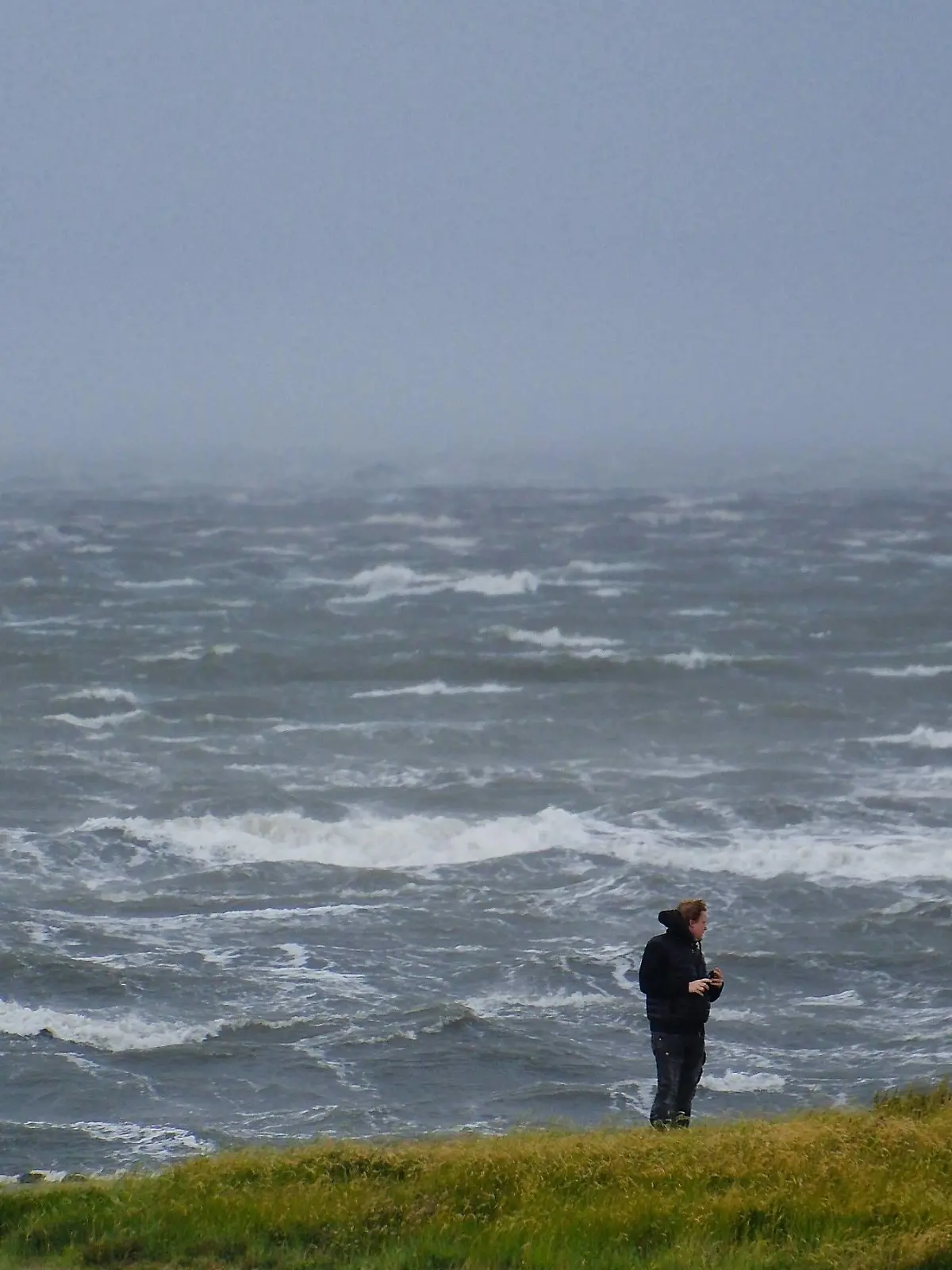 05.07.2023 xkhx Deutschland, Büsum, Nordsee Unwetterwarnung Stufe Rot vor Sturm/Orkan Poly an der Nordeseeküste bei Büsum Bild zeigt Schaumkronen auf den Wellen *** 05 07 2023 xkhx Germany, Büsum, North Sea storm warning level red before storm hurricane Poly at the North Sea coast near Büsum picture shows whitecaps on the waves KH