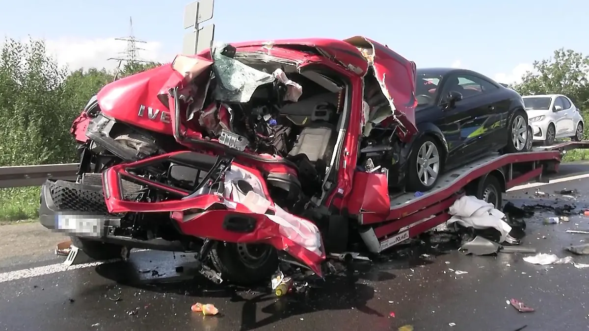 Der Fahrer musste von den Einsatzkräften aus seinem Fahrzeug befreit werden.