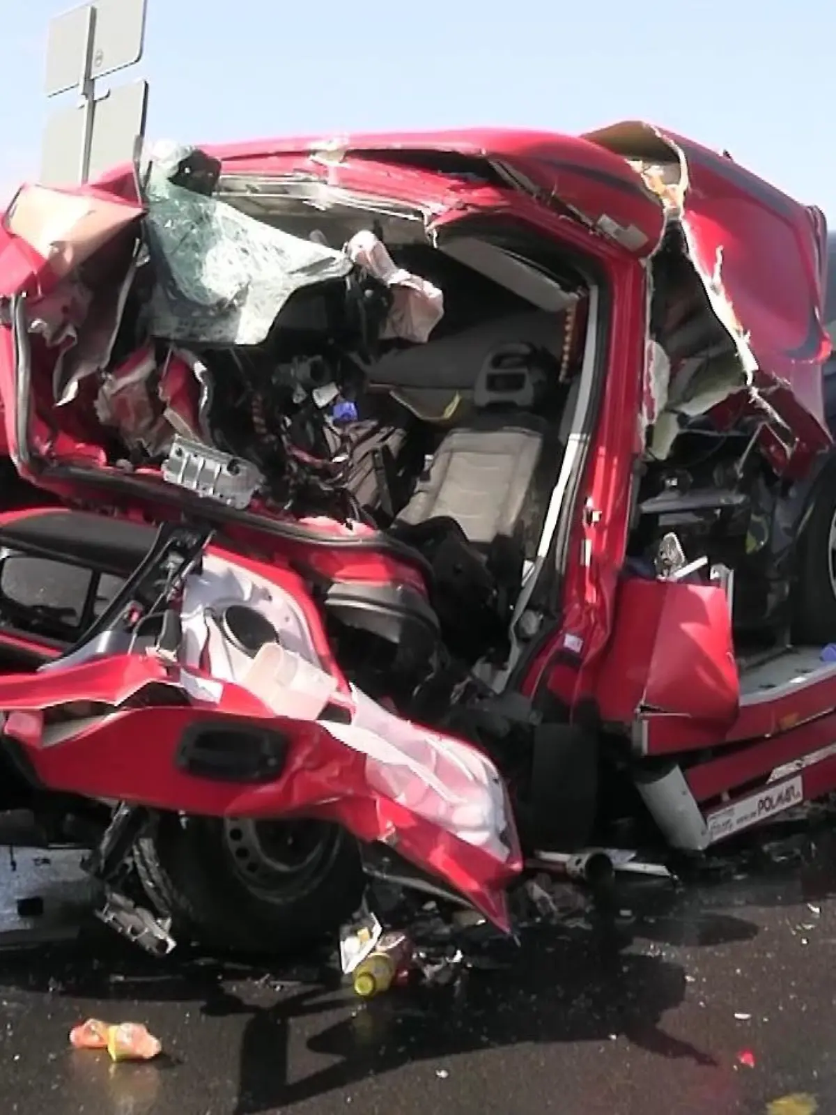 Der Fahrer musste von den Einsatzkräften aus seinem Fahrzeug befreit werden.