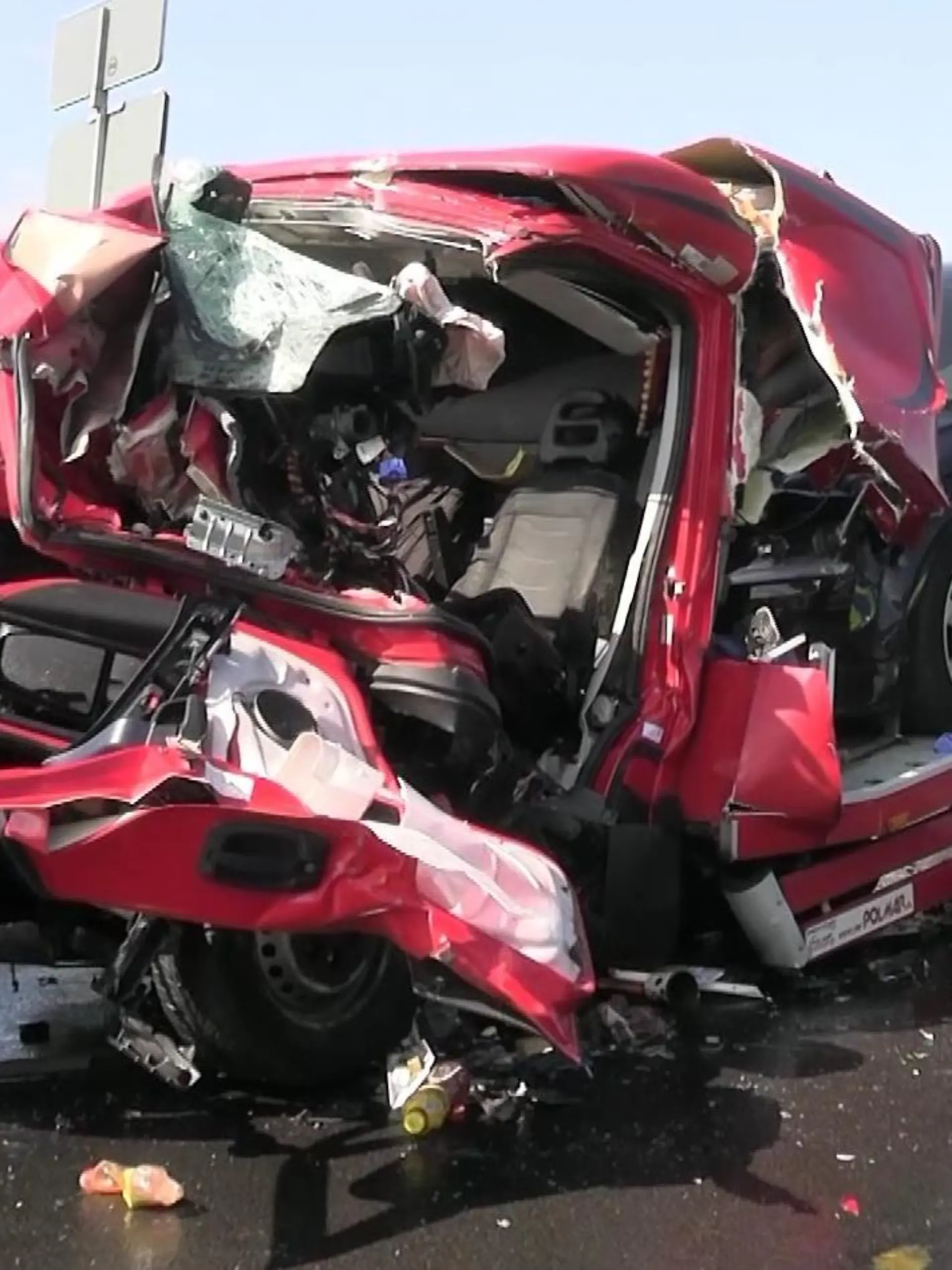 Der Fahrer musste von den Einsatzkräften aus seinem Fahrzeug befreit werden.