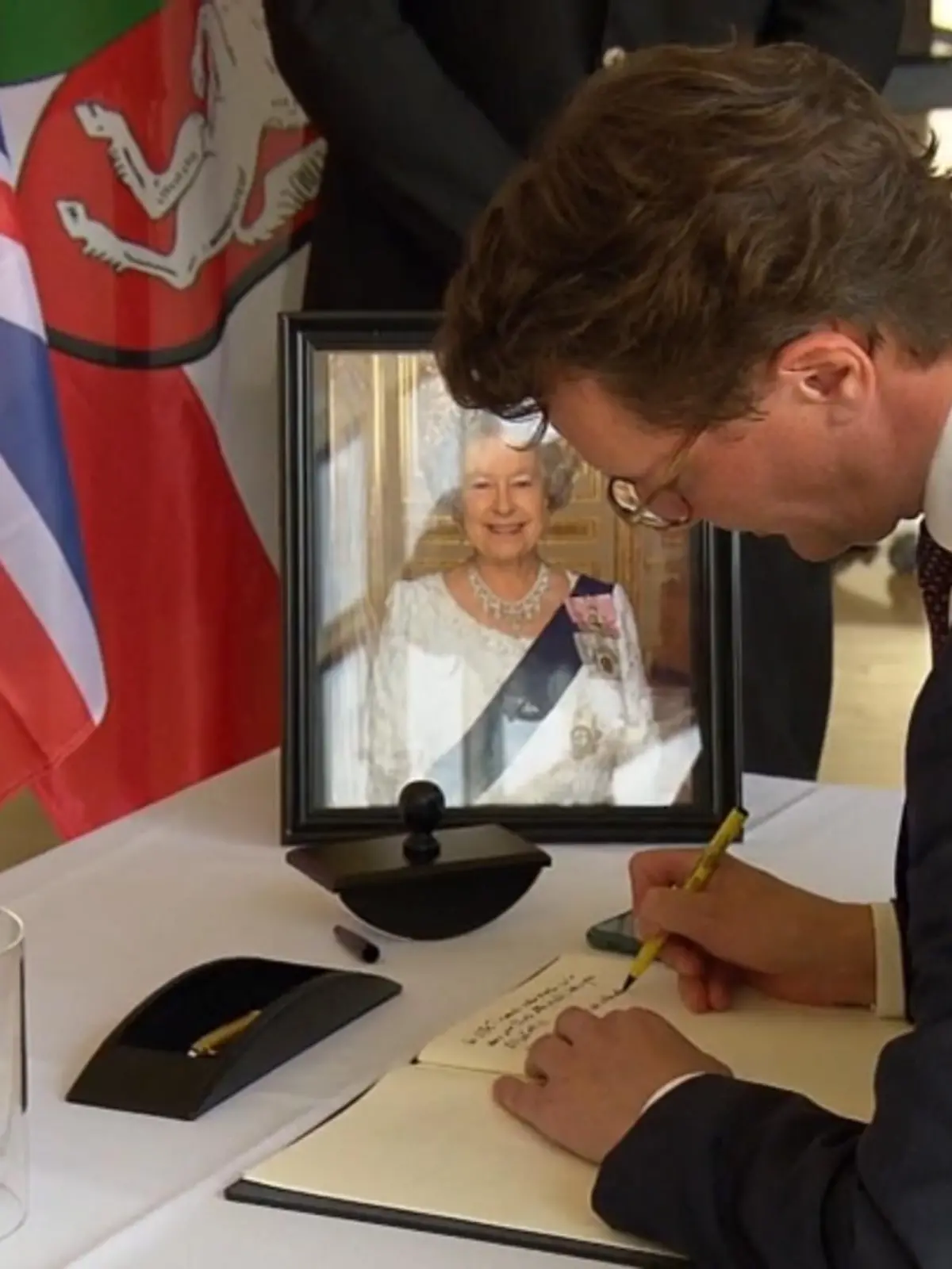 Noch immer trauern die Menschen in der ganzen Welt um Queen Elizabeth II. Auch hier in NRW. Um seine Anteilnahme auszudrücken, trägt sich Ministerpräsident Hendrik Wüst heute im Düsseldorfer Landtag gemeinsam mit dem britischen Generalkonsul ins Kondolenzbuch ein, zu Ehren von Queen Elizabeth II.