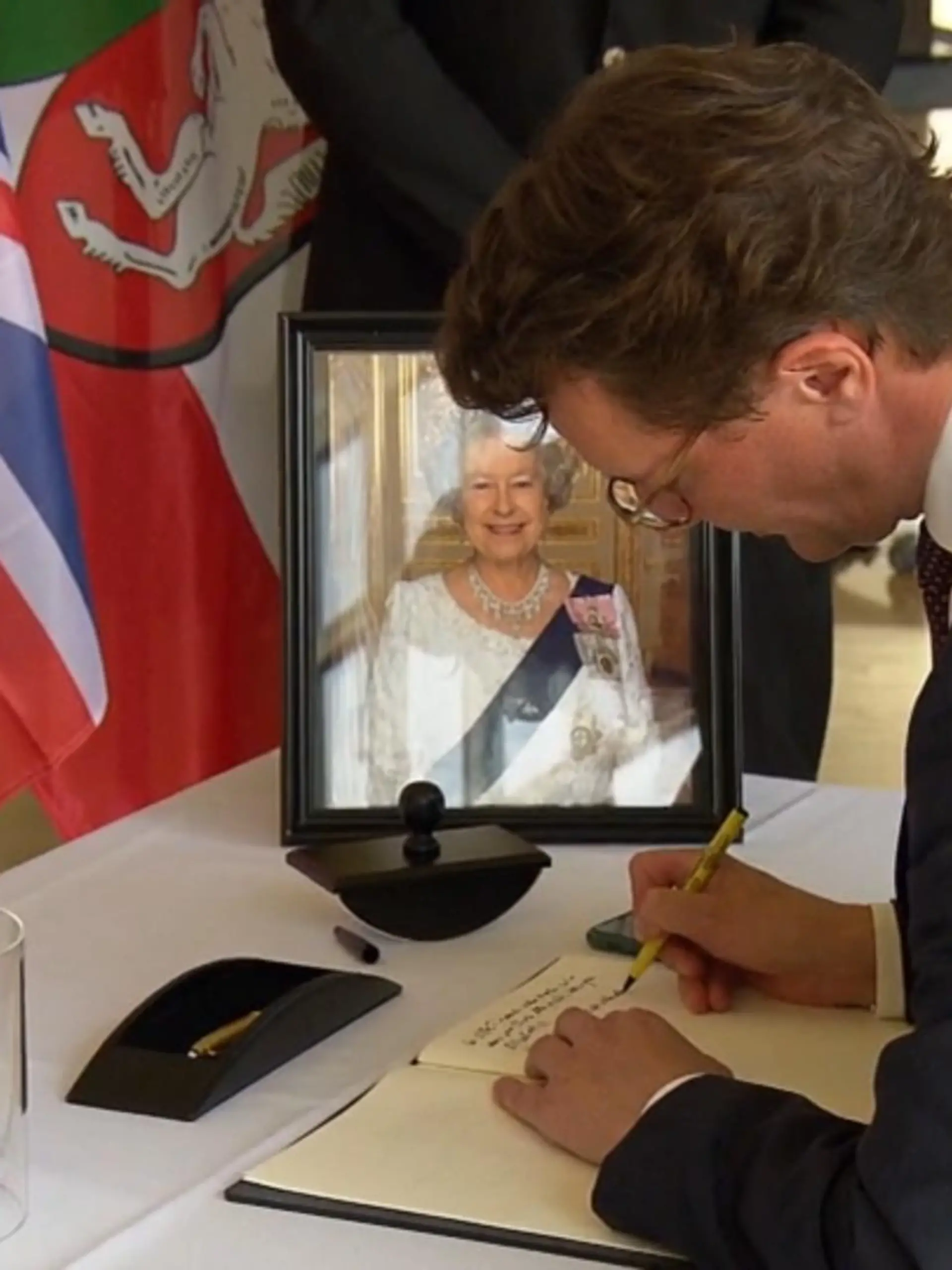 Noch immer trauern die Menschen in der ganzen Welt um Queen Elizabeth II. Auch hier in NRW. Um seine Anteilnahme auszudrücken, trägt sich Ministerpräsident Hendrik Wüst heute im Düsseldorfer Landtag gemeinsam mit dem britischen Generalkonsul ins Kondolenzbuch ein, zu Ehren von Queen Elizabeth II.