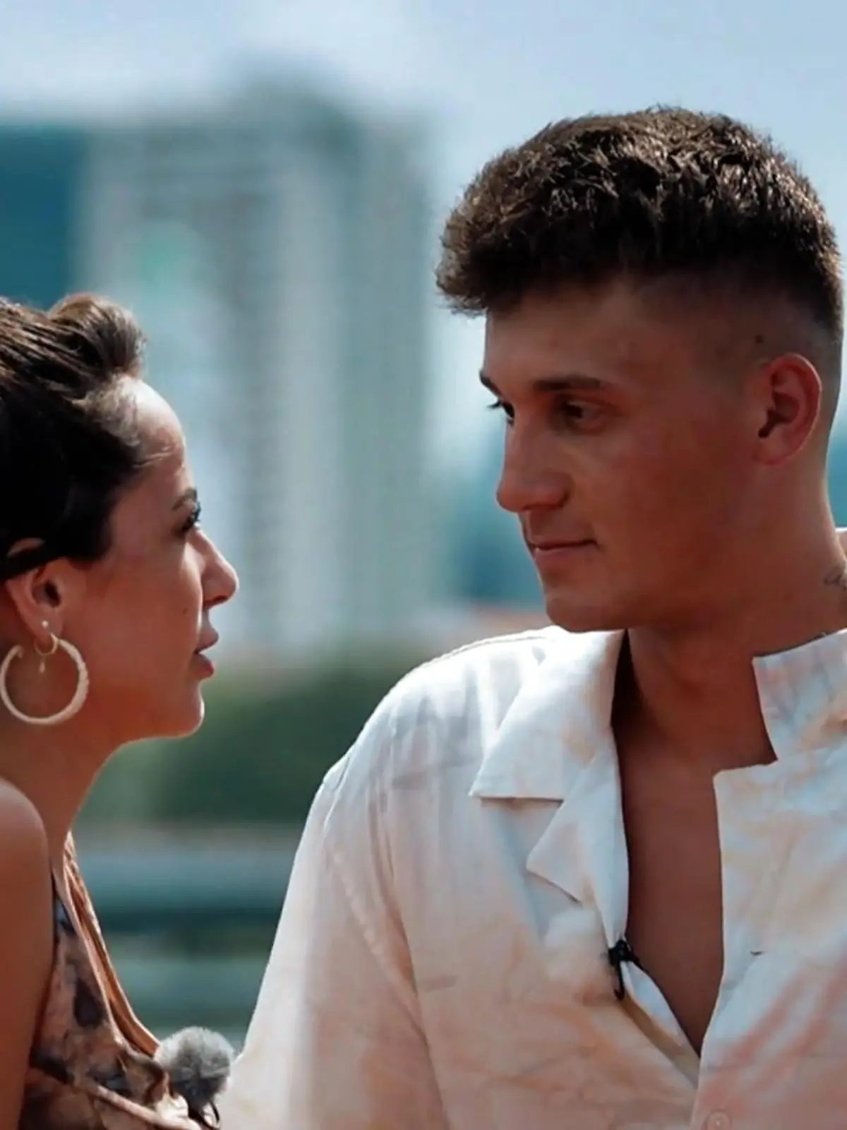 Beim Dreamdate mit Fynn ist Jenny mit den Gedanken woanders.