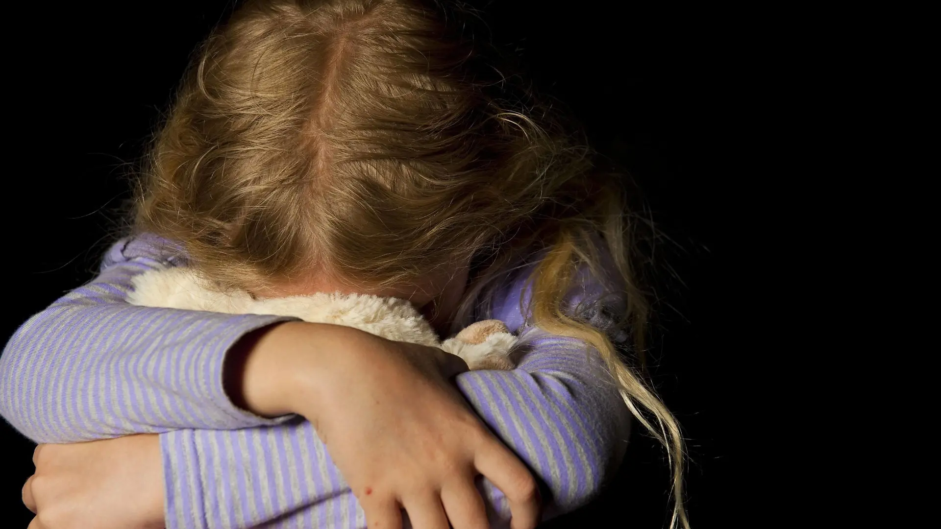 Mädchen kauert, Symbolbild Kindesmissbrauch - symbolic for child assault BLWX095907 Copyright: xblickwinkel/McPhotox/FotoxBegsteigerx
Girl cowers Symbol image Child abuse symbolic for Child Assault Copyright xblickwinkel McPHOTOx FotoxBegsteigerx
