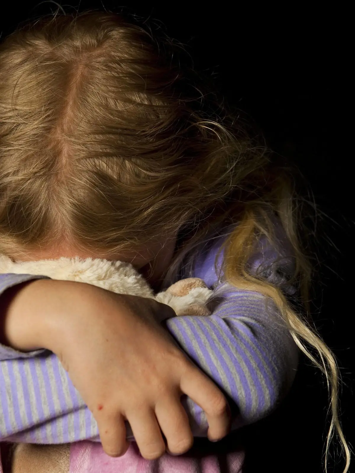 Mädchen kauert, Symbolbild Kindesmissbrauch - symbolic for child assault BLWX095907 Copyright: xblickwinkel/McPhotox/FotoxBegsteigerx

Girl cowers Symbol image Child abuse symbolic for Child Assault  Copyright xblickwinkel McPHOTOx FotoxBegsteigerx  