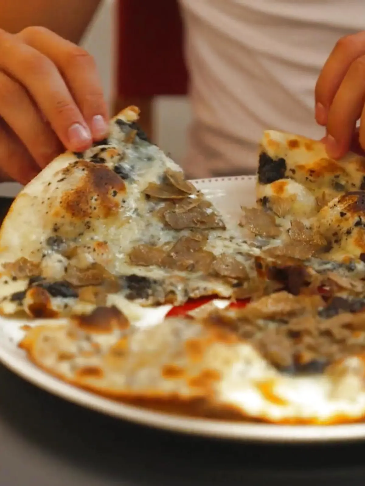 Ein Restaurantbetreiber in Rom bietet Pizzen für bis zu 68 Euro an. Aber ist dieser Wahnsinnspreis gerechtfertigt? Eine Glaubensfrage bricht aus im Land der Pizza: darf das wirklich sein? Und wie schmeckt die teure Pizza den Gästen?