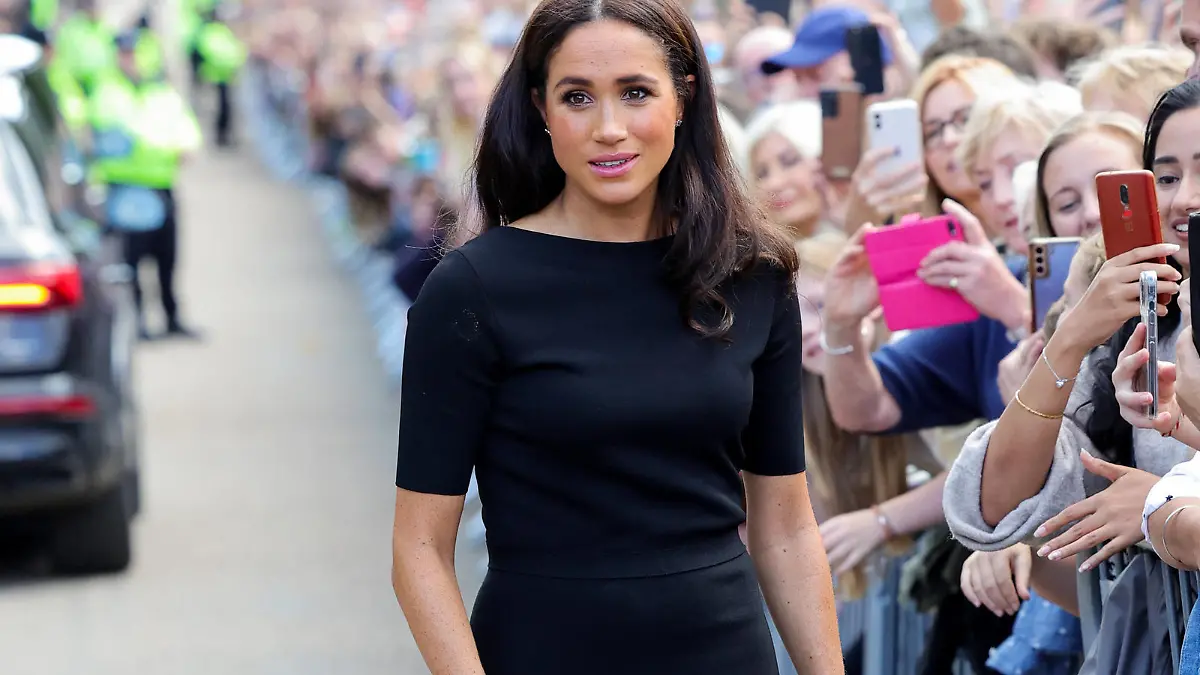 . 10/09/2022. Windsor, United Kingdom. William , Prince of Wales and Catherine, Princess of Wales , William and Kate Middleton together with Prince Harry and Meghan Markle , the Duke and Duchess of Sussex, look at the floral tributes at Windsor Castle following the death of Queen Elizabeth II . PUBLICATIONxINxGERxSUIxAUTxHUNxONLY xPoolx/xi-Imagesx IIM-23755-0074