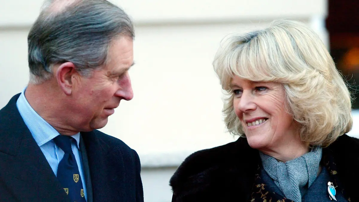 ARCHIV - 21.02.2005, Großbritannien, London: Der britische Prinz Charles, Prinz von Wales, und seine damalige Verlobte Camilla Parker Bowles sprechen im Garten des Clarence House. Die britische Königin Elizabeth II. ist tot. Mit dem Tod von Queen Elizabeth II. ist ihr Sohn Charles zum König geworden. (zu dpa: «King Charles und Queen Camilla: Vom Skandal- zum Königspaar») Foto: Stephen Hird/Pool Reuters/AP/dpa +++ dpa-Bildfunk +++