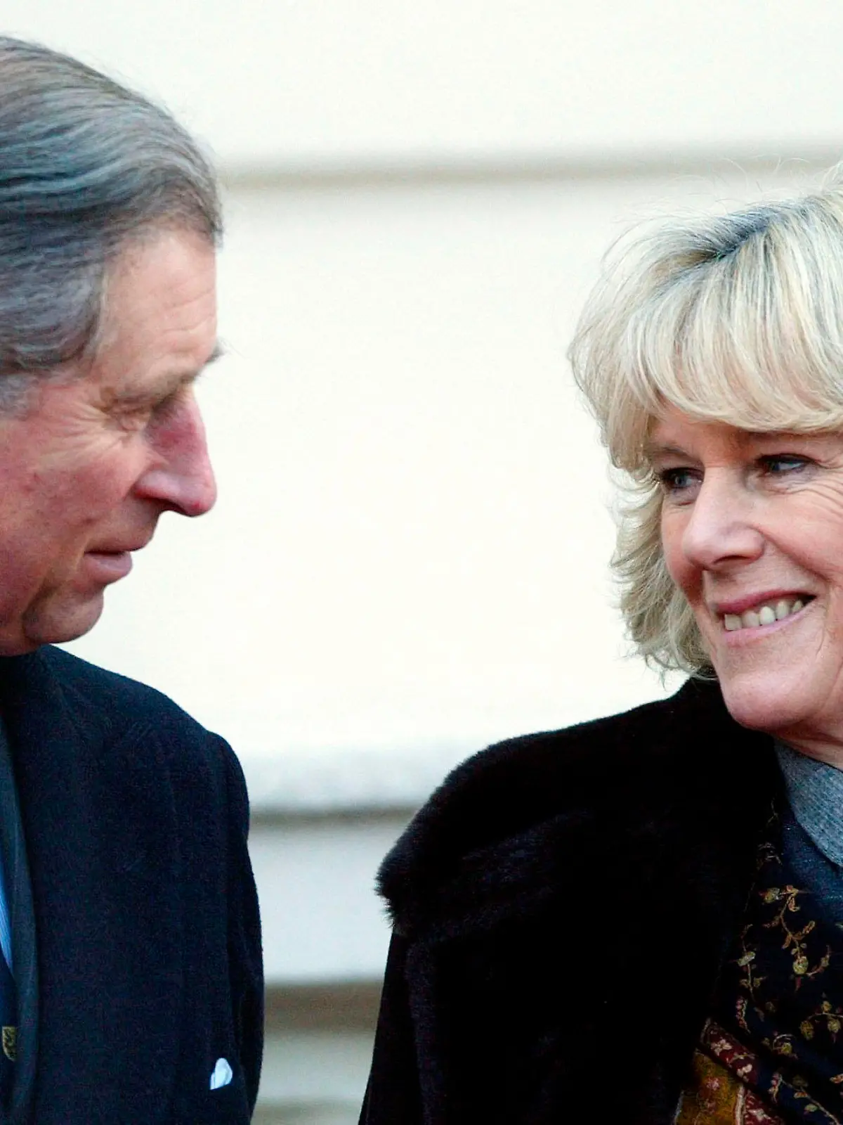 ARCHIV - 21.02.2005, Großbritannien, London: Der britische Prinz Charles, Prinz von Wales, und seine damalige Verlobte Camilla Parker Bowles sprechen im Garten des Clarence House. Die britische Königin Elizabeth II. ist tot. Mit dem Tod von Queen Elizabeth II. ist ihr Sohn Charles zum König geworden. (zu dpa: «King Charles und Queen Camilla: Vom Skandal- zum Königspaar») Foto: Stephen Hird/Pool Reuters/AP/dpa +++ dpa-Bildfunk +++